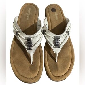 Minnetonka Silverthorne 360 White Thong Sandals Leather Silver Accents Size 10